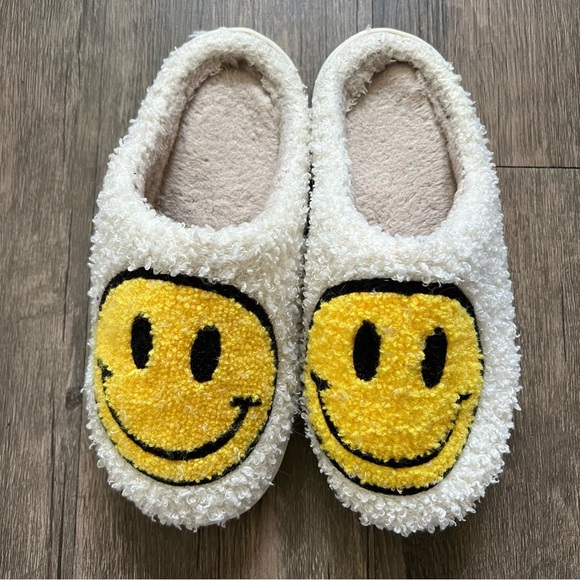 Smiley Face Soft Plush Yellow Cream Adults Sleepers Winter Cozy Christmas 6/7 - Picture 3 of 8